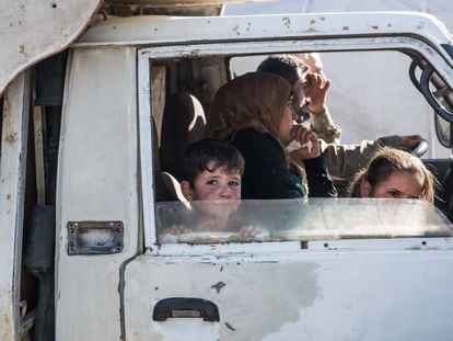Centenas de refugiados sírios voltam de Arsal (Líbano) para o seu país.