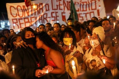 Mulheres choram durante protesto na favela do Jacarezinho, no Rio contra a chacina que deixou ao menos 29 mortos.