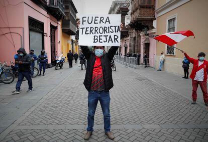 Manifestantes contrários ao chanceler demissionário do Peru, Héctor Béjar, em frente ao palácio de Torre Tagle, sede da Chancelaria, nesta terça-feira, em Lima.