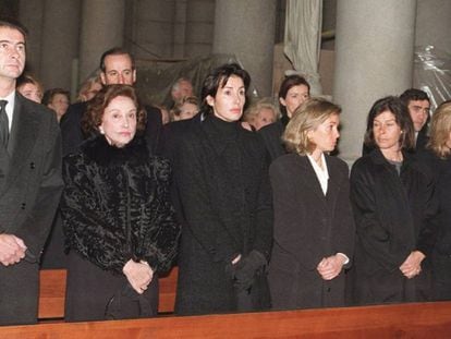 Carmen Franco (segunda à esquerda), junto com seus filhos José Cristóbal, Carmen, Arancha, Merry, Mariola, Francisco e Jaime (os dois últimos na segunda fila) durante o funeral de Cristobal Martínez-Bordiú, Marquês de Villaverde.