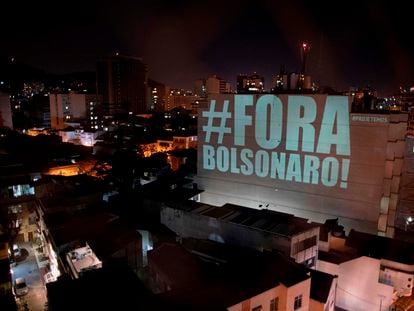 Projeção no bairro de Botafogo, no Rio, homenageia vítimas da covid-19 e pede a saída de Bolsonaro.