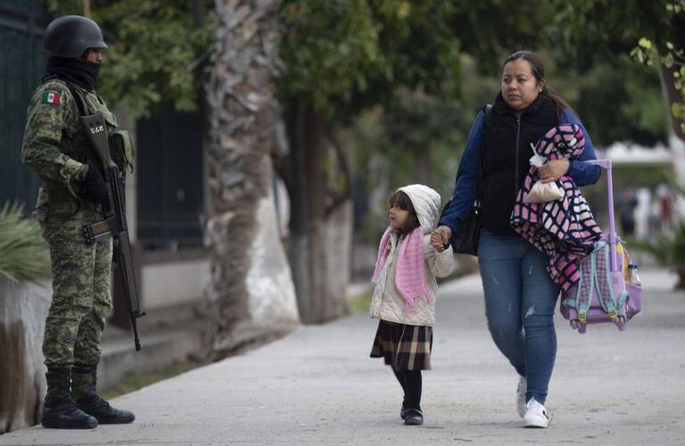 Soldado faz a segurança do lado de fora da escola.