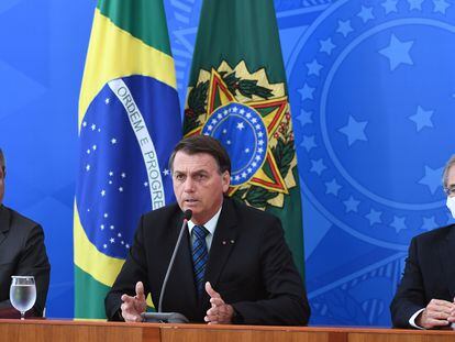 Presidente Jair Bolsonaro durante coletiva de imprensa ao lado dos ministros da Casa Civil, Braga Netto, e da Economia, Paulo Guedes.