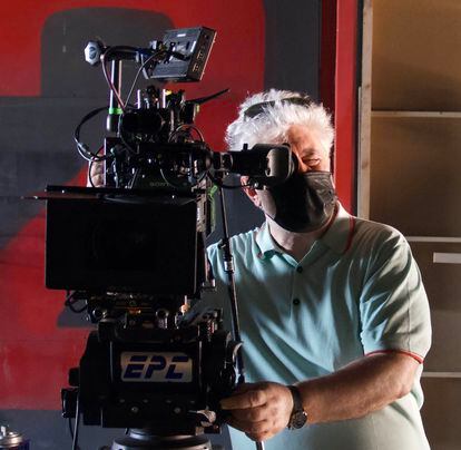 Pedro Almodóvar durante a filmagem de 'A Voz Humana'.