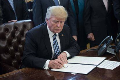 Donald Trump assina uma ordem executiva na Casa Branca