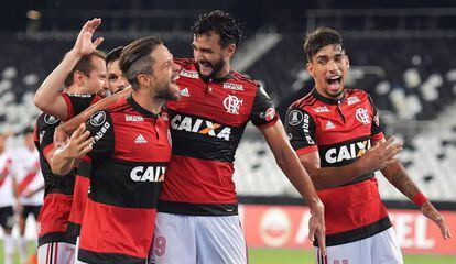Diego e Henrique Dourado, duas das principais contratações do Flamengo nos últimos anos.