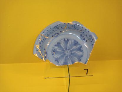 Tigela de majólica de manufatura sevilhana chamada ‘Sevilla blue on blue’ encontrada em Esteco I. 