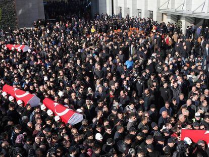 Funeral em Istambul de alguns dos agentes de pol&iacute;cia mortos no atentado de s&aacute;bado.