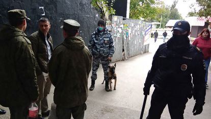 Policiais russos na Universidade Estatal de Perm, na Rússia, cenário do massacre desta segunda-feira.