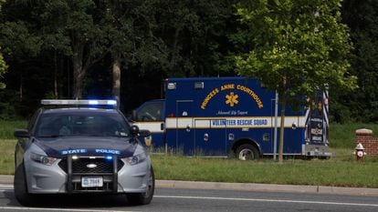 Uma ambulância dirige-se ao local do tiroteio, em Virgínia.