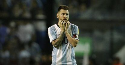 Messi, no duelo entre Argentina e Peru.