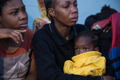 Migrantes africanos, que foram resgatados por guardas líbios, na Líbia.