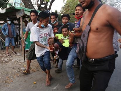 Um ferido nos protestos recebe atendimento médico na cidade de Dawei, no sul de Mianmar.