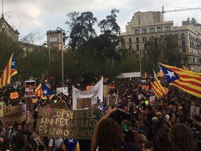 Manifestantes a favor do referendo em Barcelona.