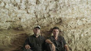 Os arqueólogos Maxime Aubert e Adam Brumm.