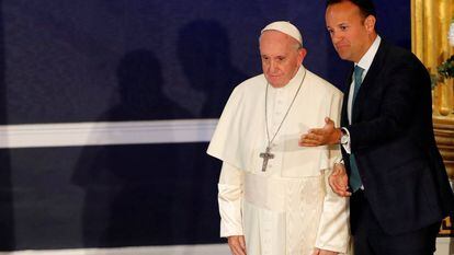 O Papa, acompanhado pelo primeiro-ministro Leo Varadkar, em sua chegada a Dublin neste sábado.