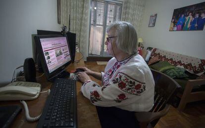 Ludmila Szymanskyj acompanha o noticiário local na internet.