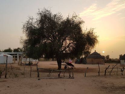 Comunidade rural no Senegal, com a cisterna no canto esquerdo.