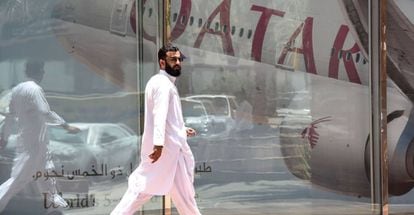 Homem em frente ao hangar da Qatar Airways, em Riad (Arábia Saudita).