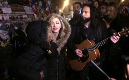 Madonna durante o show improvisado em Paris.