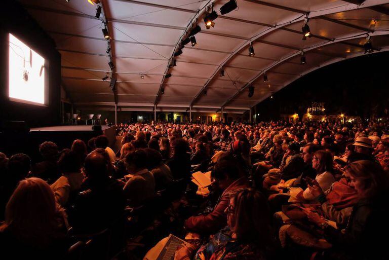 Público assiste a uma das mesas da Flip 2017, no centro histórico de Paraty, nesta quinta-feira.