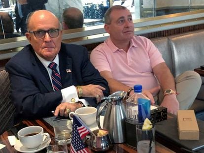 Rudy Giuliani (à esquerda) toma café no hotel de Trump em Washington com Lev Parnas, em setembro.
