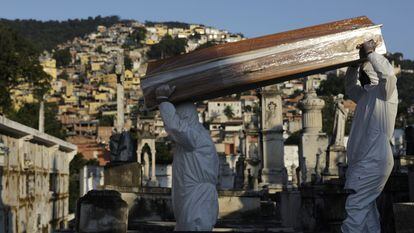 Coveiros carregam o caixão de Antonia Rodrigues, vítima do coronavírus no Rio.