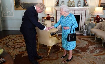 A rainha Elizabeth II recebe Boris Johnson no Palácio de Buckingham