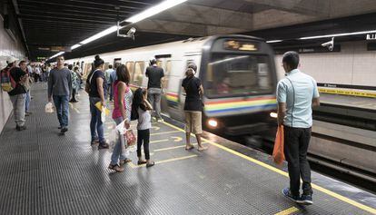 Venezuelanos usam o metrô de Caracas, em janeiro de 2017.