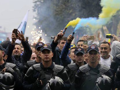 Torcedores do Kosovo celebram antes da partida.