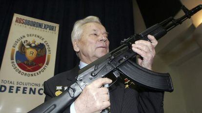 Kalashnikov posa com o último modelo de sua arma, em 2006.