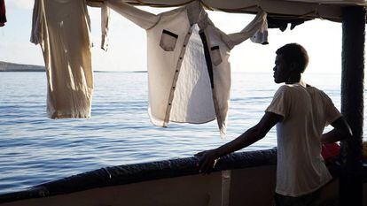 Um migrante, neste domingo, no navio 'Open Arms'.