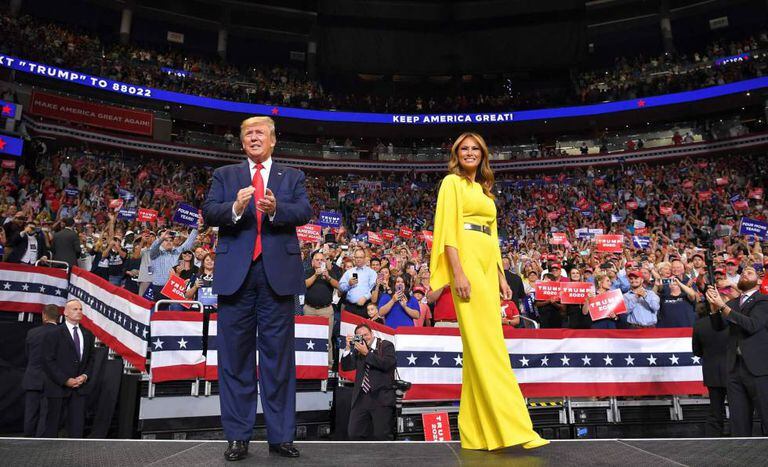 Presidente Donald Trump e a primeira dama Melanie Trump, durante comício na Flórida.