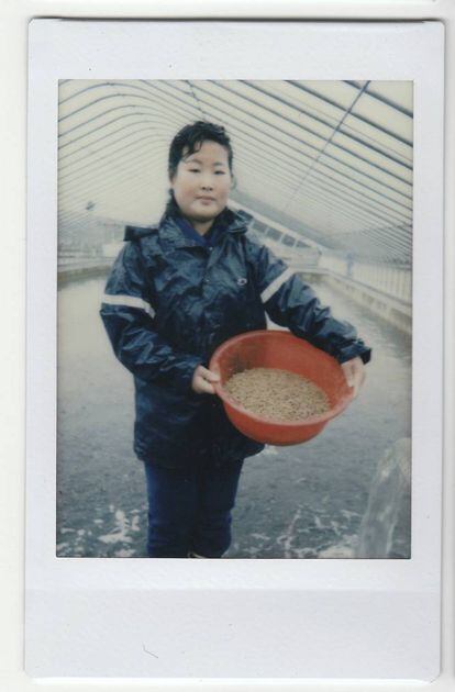 Kim Jin-ok, 25 anos, posa dando alimento aos peixes em um viveiro de bagres de Pyongyang. Quando se pergunta o que lhes é mais importante, os norte-coreanos podem falar em trabalhar duro, em fazer esporte ou ter uma família grande, mas nunca se esquecem de Kim Jong-un. Seu lema: “Trabalhar duro no meu posto de trabalho agrada ao nosso líder Kim Jong-un”, explica Kim.