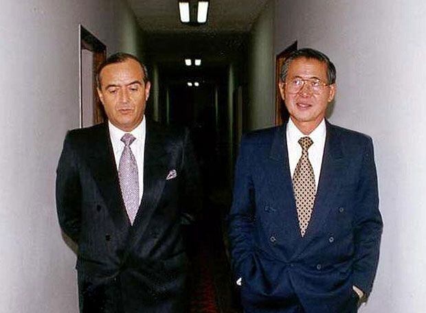 Vladimiro Montesinos (à esquerda) e Alberto Fujimori na sede do Serviço Nacional de Inteligência, em 1998.
