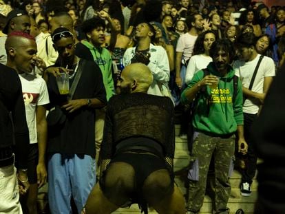 Jovens dançam durante o festival 'Verão sem censura'