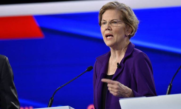 A senadora Elizabeth Warren, durante o debate.