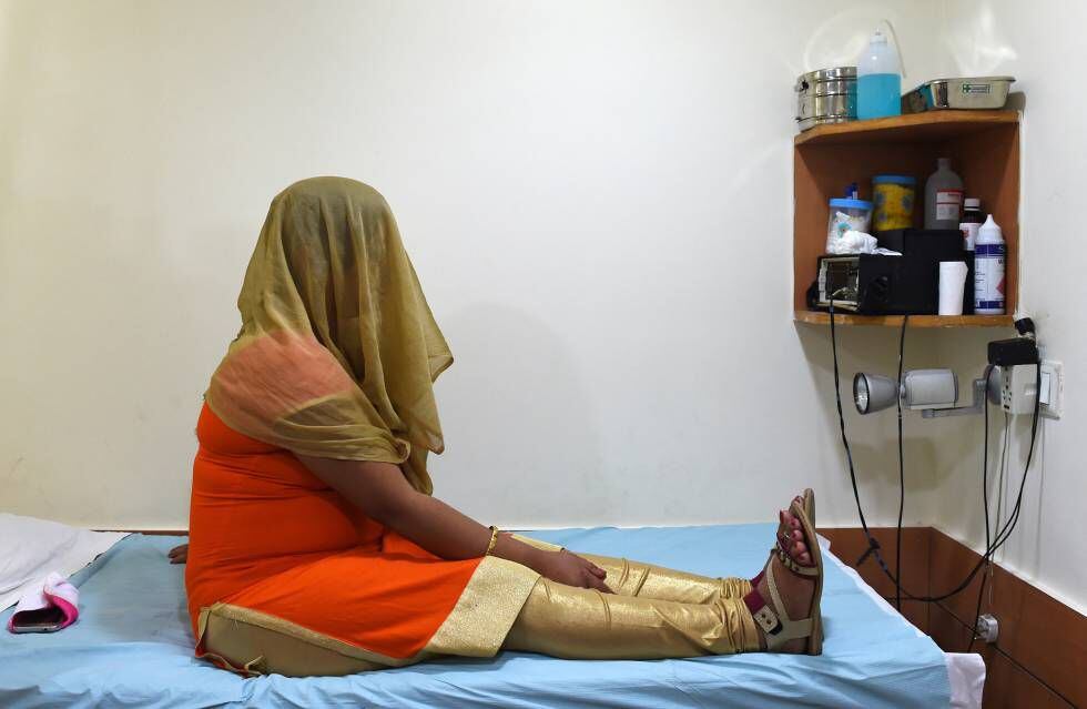 Uma mulher, em um centro de gestação subrogada em Nova Delhi.