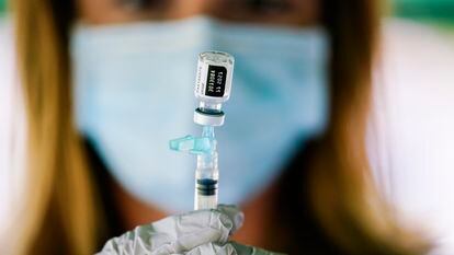 Enfermeira prepara uma seringa com uma dose da vacina contra covid-19 da Pfizer em Reading, Pensilvânia, em 14 de setembro.
