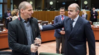 Os ministros Yanis Varoufakis (Grécia) e Luis de Guindos (Espanha).