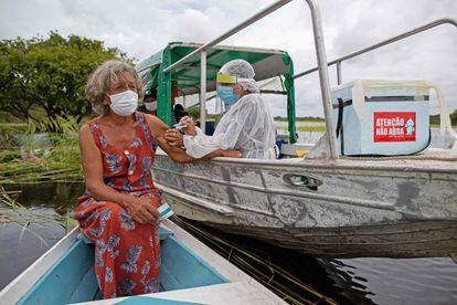 Olga D'arc Pimentel, 72, recebe vacina contra a covid-19 no município de Nossa Senhora Livramento, próximo a Manaus.