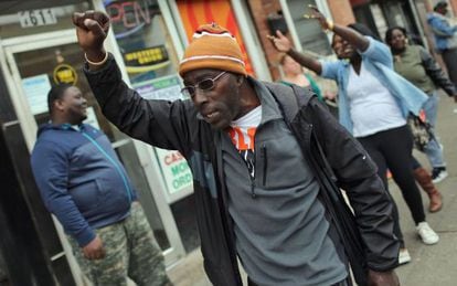 Um homem comemora nas ruas de Baltimore depois da divulgação do relatório da promotora.
