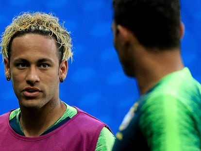 Neymar, durante treinamento neste sábado, estreia novo penteado com cabelo loiro.