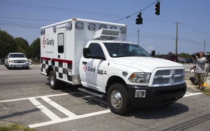 A ambulância que leva Nancy Writebol chega escoltada ao hospital da Universidade Emory.