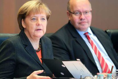 Merkel, junto ao ministro de Chancelaria, Peter Altmaier, em uma conferência em novembro de 2014.