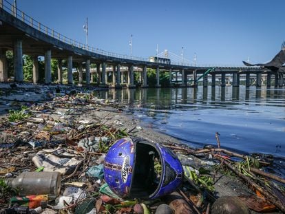 Lixo acumulado na baía de Guanabara, no Rio, em  de junho.