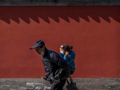 Um avô passeia com seu neto por um parque de Pequim, em fevereiro deste ano