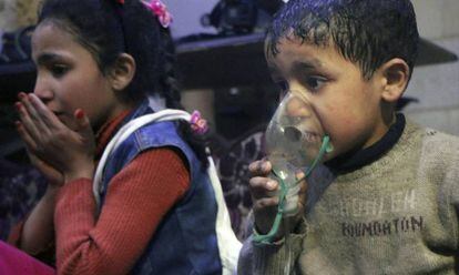 Crianças afetadas após um ataque com gás em Duma.
