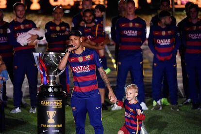 Neymar, com seu filho, durante a comemoração do Barcelona no Camp Nou, no final da temporada 2015-16.