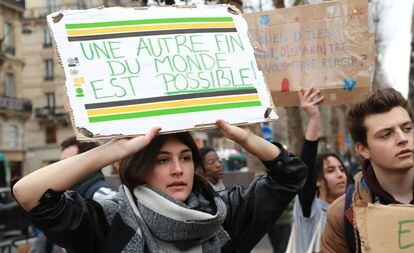 Jovem segura placa dizendo "um outro fim do mundo é possível" em protesto da Juventude pelo Clima na Antuérpia, Bélgica.
